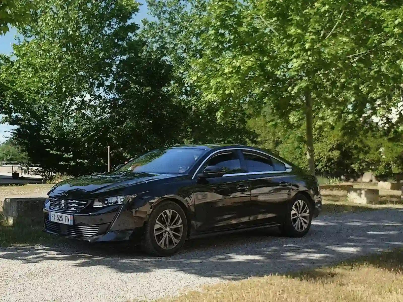 Peugeot 508 hybride AVETICAB vue de l'extérieur