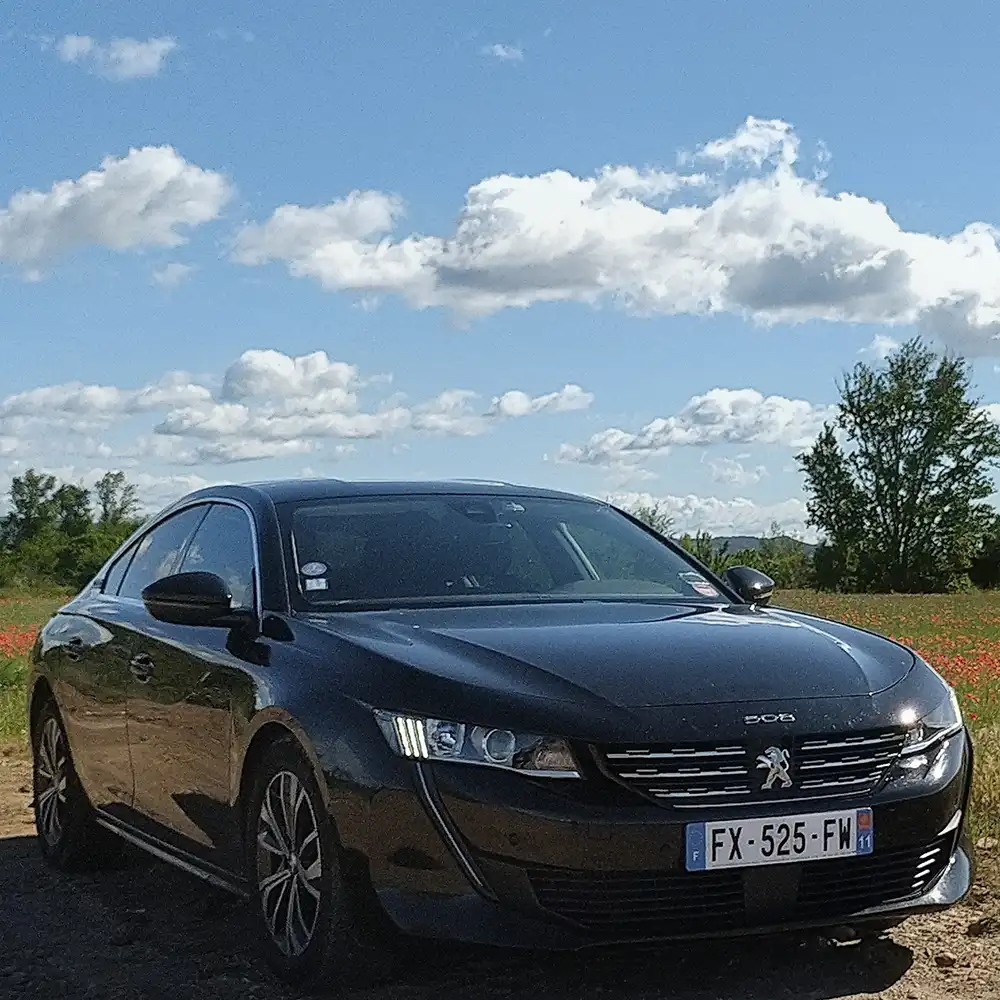 Peugeot 508 hybride AVETICAB, seconde vue extérieure
