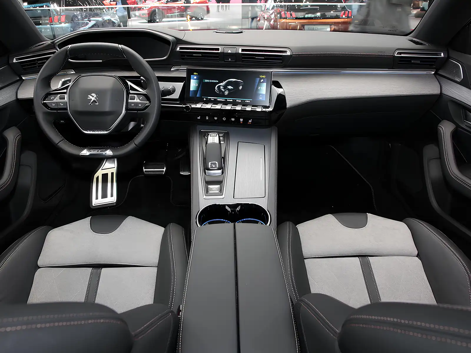 Intérieur de la Peugeot 508 hybride AVETICAB